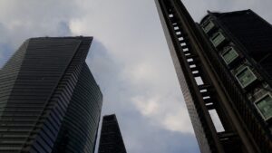 Ganancias de la banca en México caen 4.2% mientras el crédito al consumo se dispara rumbo al Mundial