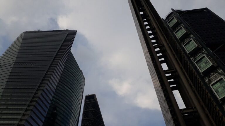 Ganancias de la banca en México caen 4.2% mientras el crédito al consumo se dispara rumbo al Mundial