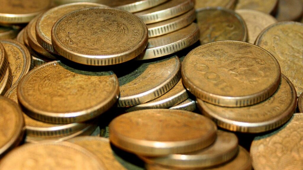 El peso mexicano se mantiene por debajo de las 17.50 unidades frente al dólar.