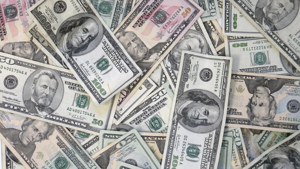 El peso mexicano cotiza cerca de las 17.44 unidades frente al dólar.