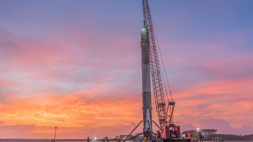 Una primera etapa del Falcon 9 de SpaceX tras aterrizar; China busca cerrar la brecha en cohetes reutilizables.