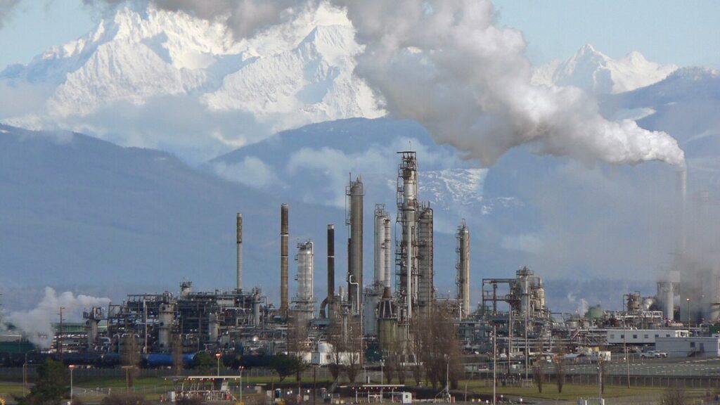 Instalaciones de refinación de petróleo. El encarecimiento del crudo se traslada con rapidez al costo de los combustibles.