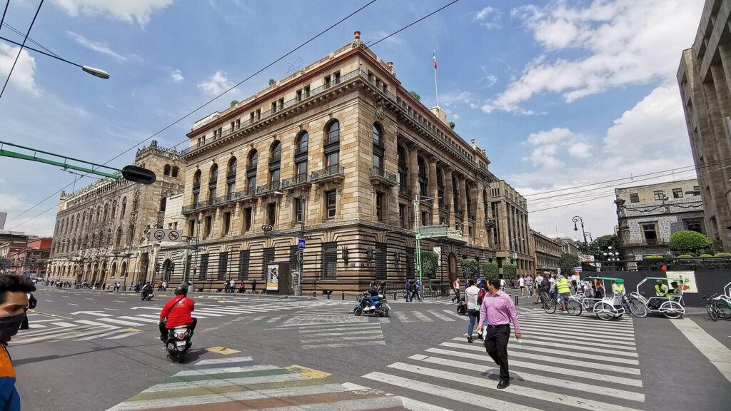El Banco de México mantiene su tasa de referencia en 6.50%.