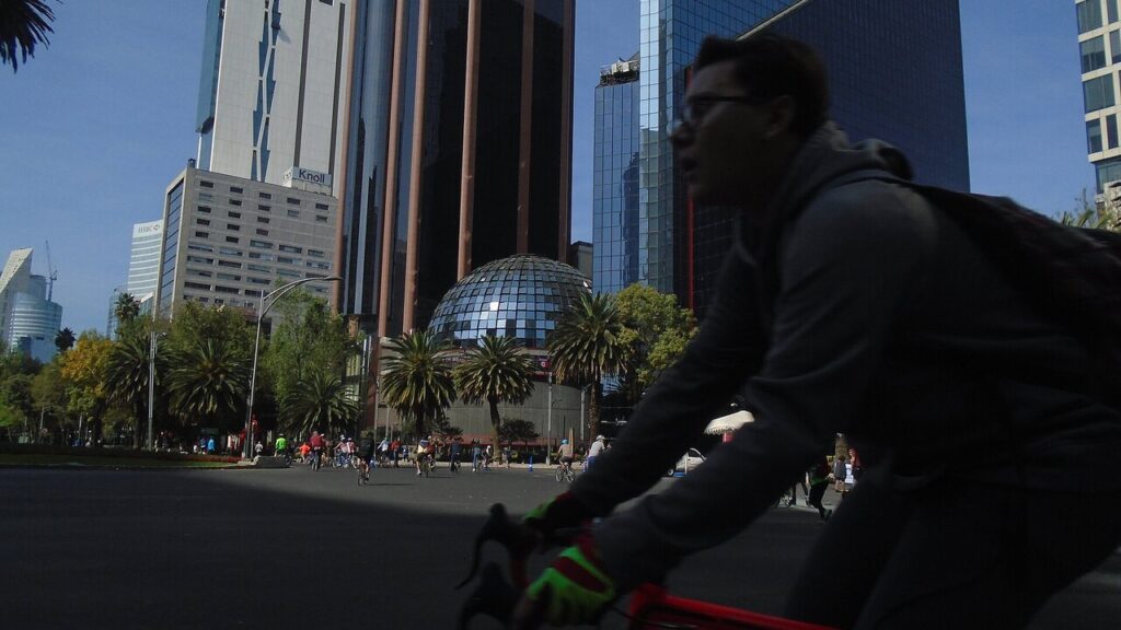 La Bolsa Mexicana de Valores y el Banco de México marcan el pulso del mercado.