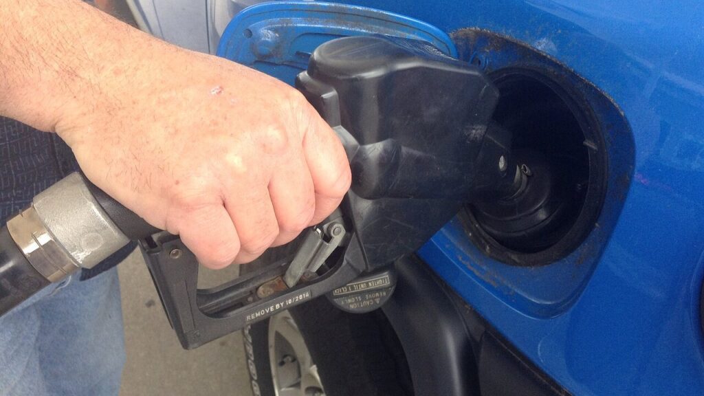 Surtidor de gasolina. México todavía importa buena parte del combustible que consume, en su mayoría desde la Costa del Golfo de Estados Unidos.