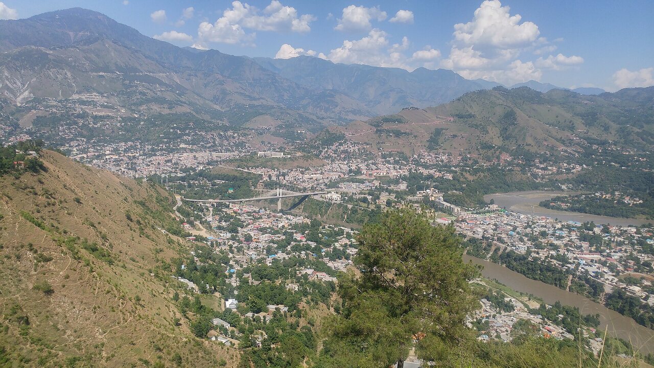 Vista de la ciudad de Muzaffarabad, capital de la Cachemira administrada por Pakistán.