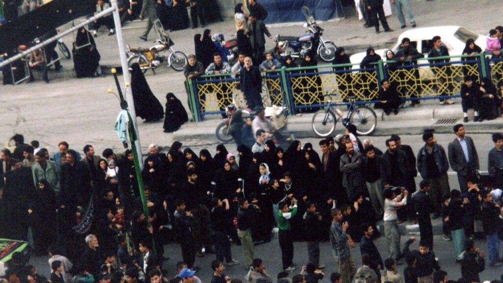 Millones de dolientes participan en el funeral de Estado del líder supremo de Irán.