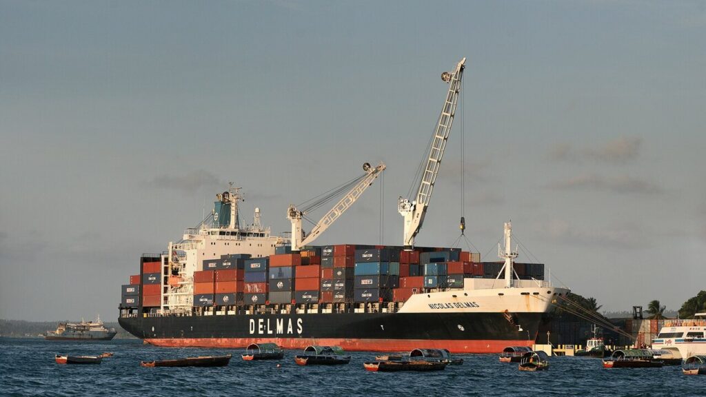Buque portacontenedores en operaciones de carga. El acceso del azúcar mexicana a Estados Unidos se rige por los Acuerdos de Suspensión firmados en 2014.