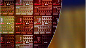 Crean un chip de silicio capaz de escribir ADN en paralelo con agua y enzimas