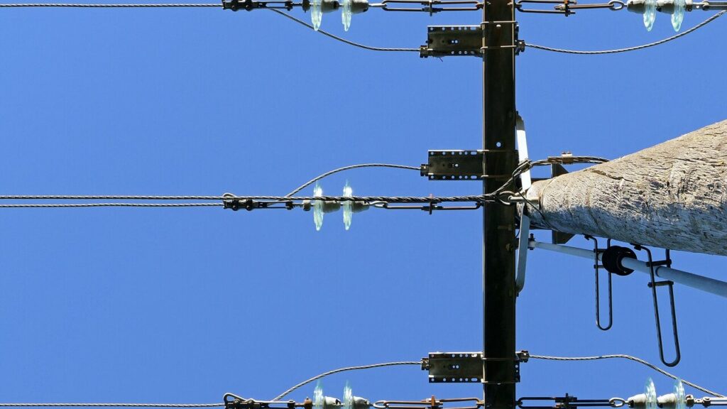Las líneas de alta tensión que alimentan a los centros de datos preocupan a los reguladores