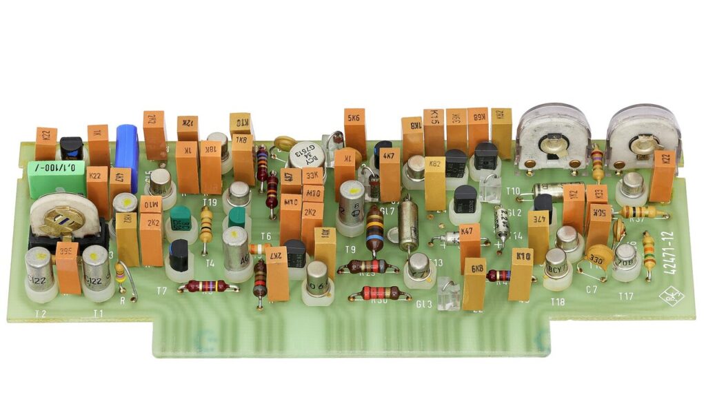 Componentes electrónicos y placas de circuito impreso: el corazón del hardware que está en disputa entre ambas compañías.