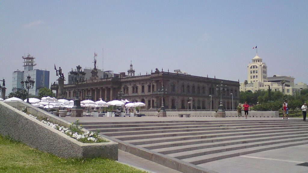 El Congreso de Nuevo León mantiene abierto el procedimiento, pero cualquier sanción quedó congelada.