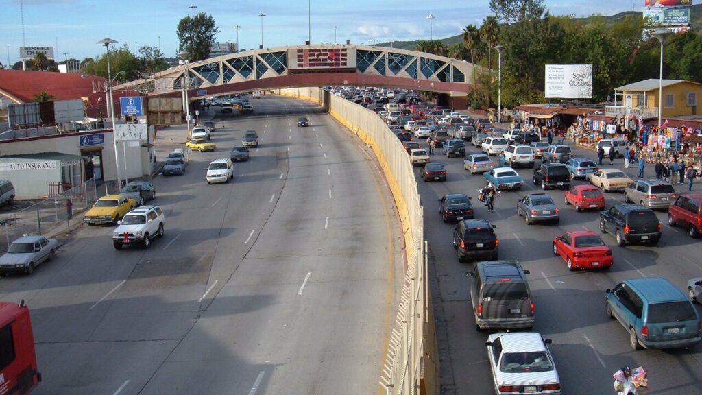 El cruce fronterizo de Tijuana; los audios giran en torno a supuestos contactos con autoridades de Estados Unidos. Foto: Wikimedia Commons.