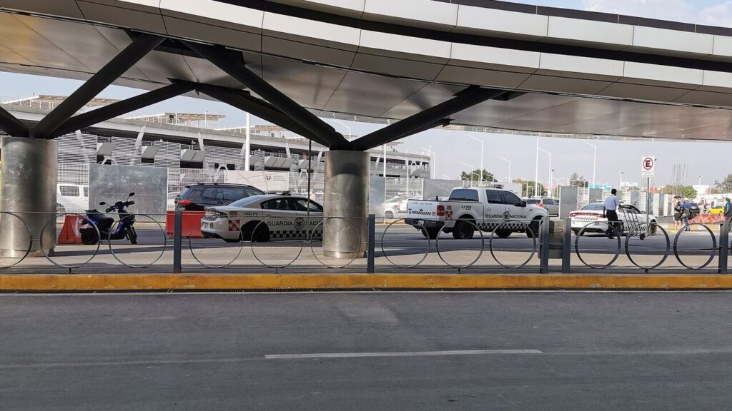Patrulla de la policía estatal mexicana resguardando una zona acordonada