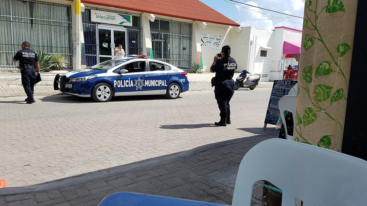 Patrulla de policía municipal durante un operativo de seguridad