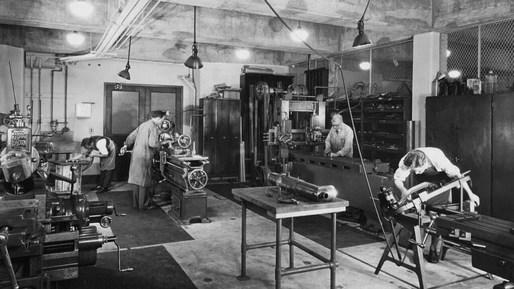 El físico británico Roger Penrose, que en 1969 propuso que se le podía robar energía a un agujero negro en rotación.