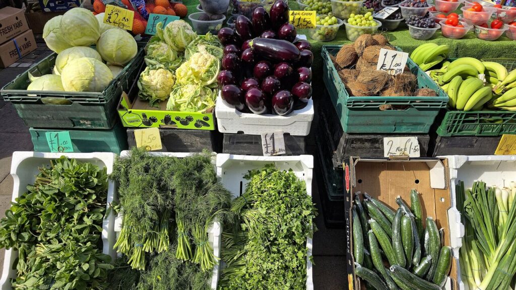 Puesto de verduras en un mercado. Los especialistas recomiendan sustituir ultraprocesados por alimentos frescos o mínimamente procesados y de bajo costo.
